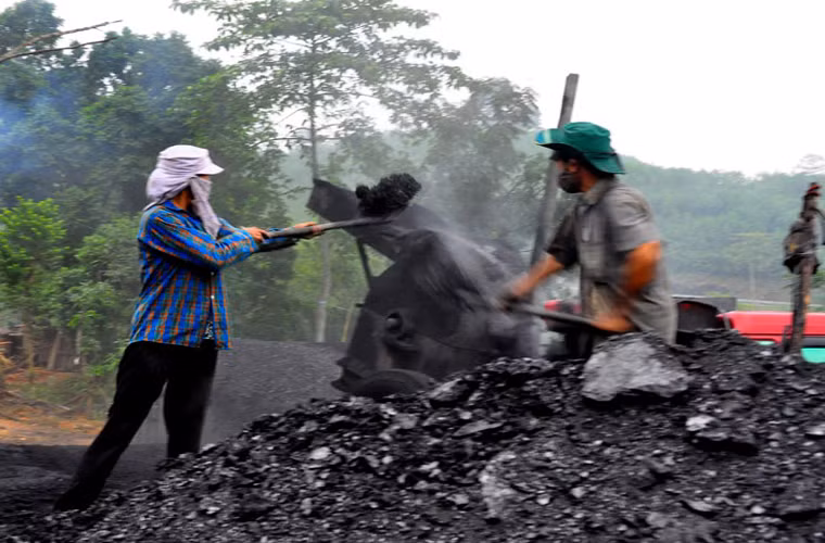 Trao đổi với lãnh đạo công ty, ông Vũ Đức Cảnh, Phó giám đốc cho biết: "Khi nhận công nhân vào làm việc tại các hầm than phía công ty đã cung cấp cho anh em các trang thiết bị bảo hộ như quần áo, mũ, đèn, ủng v.v..."