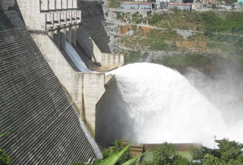 Tại Gia Lai, mưa lớn từ đêm qua làm nước ở các sông suối dâng cao. 2 cô giáo đang trên đường đi dạy khi đi đến ngầm tràn qua suối Tà Nang ở thôn 10, xã Đông, huyện Kbang đã bị nước cuốn trôi. Hiện thi thể một người đã được tìm thấy.