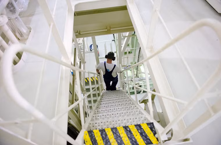 Một kỹ sư chuẩn bị kiểm tra thiết bị trong phòng động cơ của tàu Maersk Mc-Kinney Moeller.