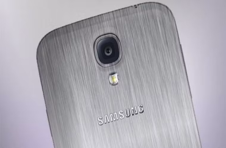 Vỏ kim loại. Samsung được mong đợi sẽ từ bỏ vỏ nhựa truyền thống để tạo cho Galaxy S5 có thiết kế mạnh mẽ và hấp dẫn hơn, với vỏ bằng kim loại. Nguồn tin từ nội bộ Samsung tiết lộ với trang Android Geeks rằng Galaxy S5 sẽ có khung máy làm bằng nhôm, trong khi một tin đồn khác từ Hàn Quốc cũng đưa ra thông tin tương tự. Ngoài ra, trang tin ETNews (Hàn Quốc) đưa tin rằng Galaxy S5 sẽ có khả năng chống bụi và chống nước.