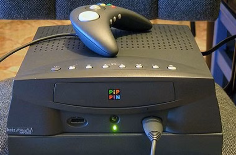  Máy chơi trò chơi Apple Pippin (1995-1996). Các loại máy chơi trò chơi PlayStation, Nintendo và Sega đã rất phổ biến khi Apple Pippin ra đời, bởi vậy các nhà phát triển trò chơi và người tiêu dùng đã không mặn mà với sản phẩm này. Với mức giá 600 USD, chiếc máy được dự báo đạt doanh số 300.000 chiếc trong năm đầu tiên. Tuy nhiên, mức doanh số thực tế chỉ đạt khoảng 12.000-42.000 chiếc.