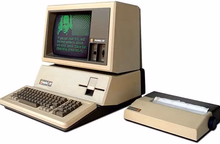 Máy tính Apple III (1980-1981). Apple III là chiếc máy tính Apple đầu tiên không phải do nhà đồng sáng lập hãng là Steve Wozniak thiết kế. Kết quả? Đó là một chiếc máy tính siêu… chán, với bảng mạch chính bị nóng quá nhanh khi chạy, và thường xuyên bị “đơ”. Thậm chí, những con chip của chiếc máy này còn dễ dàng bị tuột khỏi vị trí, gây vấn đề nghiêm trọng với toàn bộ hệ thống.
