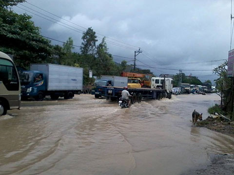 Cũng bị mưa lớn kéo dài từ tối qua và suốt hôm nay, hầu hết các tuyến đường trong TP Huế (Thừa Thiên - Huế) cùng nhiều huyện bị ngập nặng. Công chức tan sở, học sinh, sinh viên tan trường… phải bì bõm lội nước về nhà.