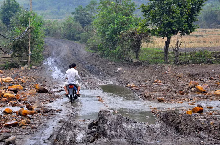 Đường vào nơi khai thác than phải băng qua những con suối nước đen ngòm và những đoạn đèo dốc khúc khuỷu.