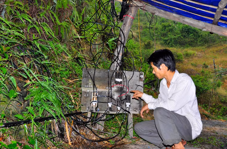 Làm việc trong môi trường độc hại, hàng ngày đối mặt với "tử thần" nhưng các công nhân ở đây không có bảo hiểm độc hại hay bảo hiểm tai nạn lao động trong quá trình làm việc.