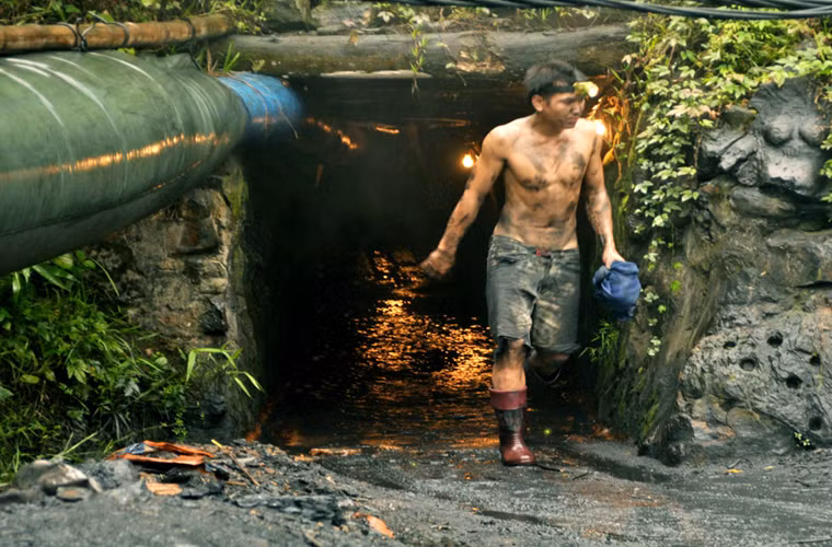 Tuy nhiên, theo các công nhân thì họ làm việc ở đây không được công ty trang bị các đồ bảo hộ, ngay cả đến cả cái ủng cũng phải tự đi mua.