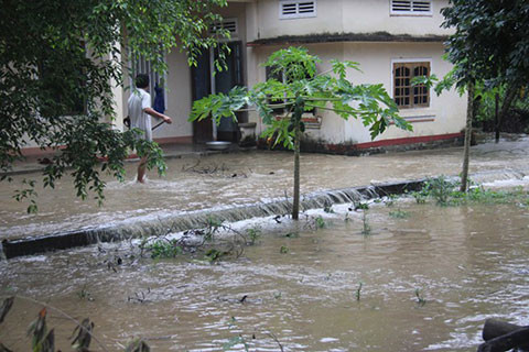 Mưa lớn, lũ lên nhanh khiến các địa phương ở Bình Định ngập trong biển nước và người dân không kịp trở tay. Toàn huyện Hoài Ân có đến 2.313 nhà dân bị ngập nước. Mưa lũ cũng làm sạt lở và ngập đường tránh trên tuyến tỉnh lộ ĐT 638 khiến giao thông bị ách tắc, hơn 2.000 hộ dân bị nước lũ chia cắt.
