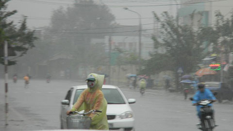 Việc Thủy điện Sông Tranh 2 xả tràn tự do khiến cho các tỉnh tê liệt về giao thông vì mưa lũ, công tác phòng tránh không có, gây hậu quả khá nặng nề. Hai nút giao thông huyết mạch trên tuyến tỉnh lộ 616 tại cầu ngầm Sông Trường và cầu ngầm sông Nước Oa thuộc địa phận xã Trà Sơn và Trà Tân huyện Bắc Trà My (Đắc Lăk) bị nước lũ băng qua và dâng cao duy trì gần 2m, làm cô lập hoàn toàn huyện vùng cao Nam Trà My và 6 xã khác.