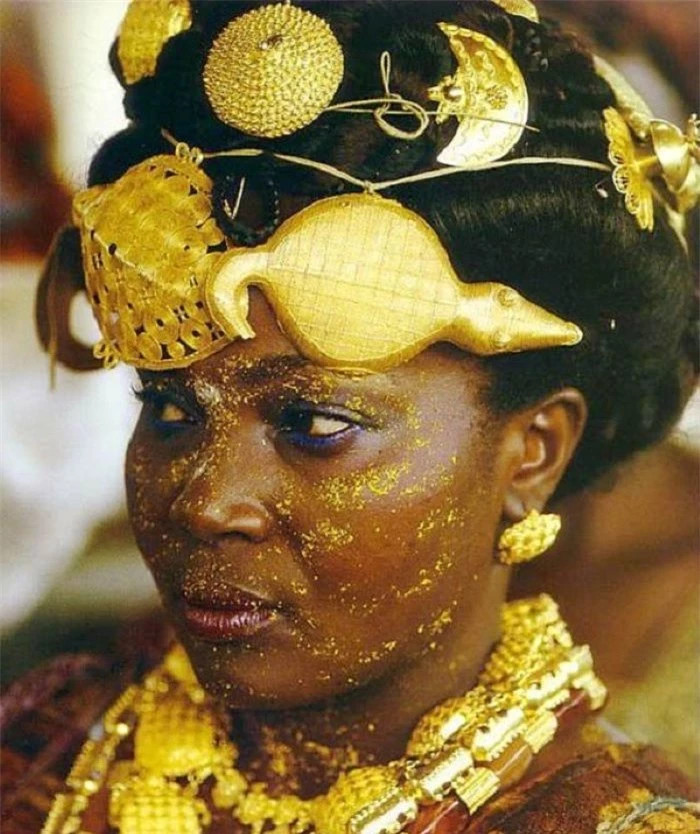 br/> Thậm chí, người dân Ashanti đeo dây chuyền, trang sức vàng đủ kiểu từ chân, tay đến cổ. Ảnh: Local Moda