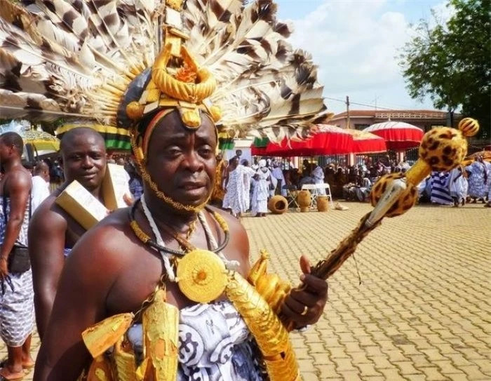 Theo nhiều tài liệu, người Ashanti cổ dùng bụi vàng như một loại tiền tệ hay mạ lên người. Ảnh: Local Moda