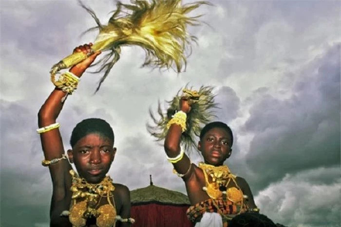 Bộ tộc đặc biệt tại Tây Phi hiện vẫn duy trì chế độ mẫu hệ, trong nhà, phụ nữ có vai trò là người chủ gia đình. Đối với người Ashanti, gia đình và dòng họ của mẹ là quan trọng nhất.