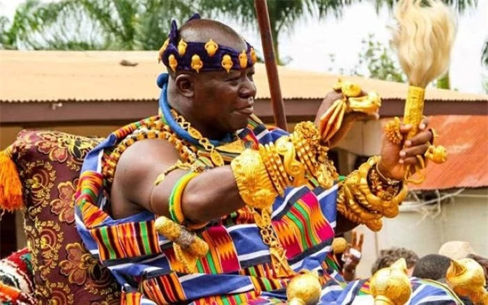 Sở dĩ người Ashanti giàu có là vì được thừa kế nhiều của cải của cha ông từ trước. Vương quốc Ashanti còn được gọi là "vùng đất của vàng", từng sở hữu những mỏ khai thác vàng lớn nhất Ghana.