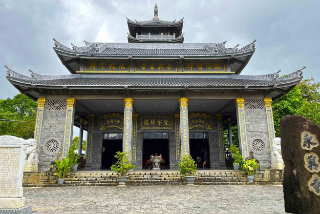  Bên cạnh đó, không gian trang nghiêm này còn được điểm thêm các hoa văn hình hổ phù ở phía trên mỗi góc mái. Các trang trí này mang đậm màu sắc của họa tiết đền chùa Nhật Bản, thể hiện sự kết hợp hài hòa giữa phong cách kiến trúc Nhật - Việt. Cửa chính và cửa sổ của Chánh điện được làm từ gỗ (không dùng cửa đá vì trọng lượng rất nặng), phía trên có chạm khắc hoa văn tinh xảo và công phu. Ảnh: Ngày nay