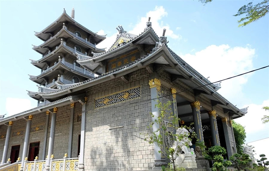 Chùa có khuôn viên rộng khoảng 6.800 m2 với nhiều hạng mục công trình như cổng tam quan, chánh điện, tháp, nhà thờ tổ. Điểm đặc biệt ngôi chùa được xây bằng rất nhiều đá với mỗi khối hình chữ nhật có kích thước đều nhau.