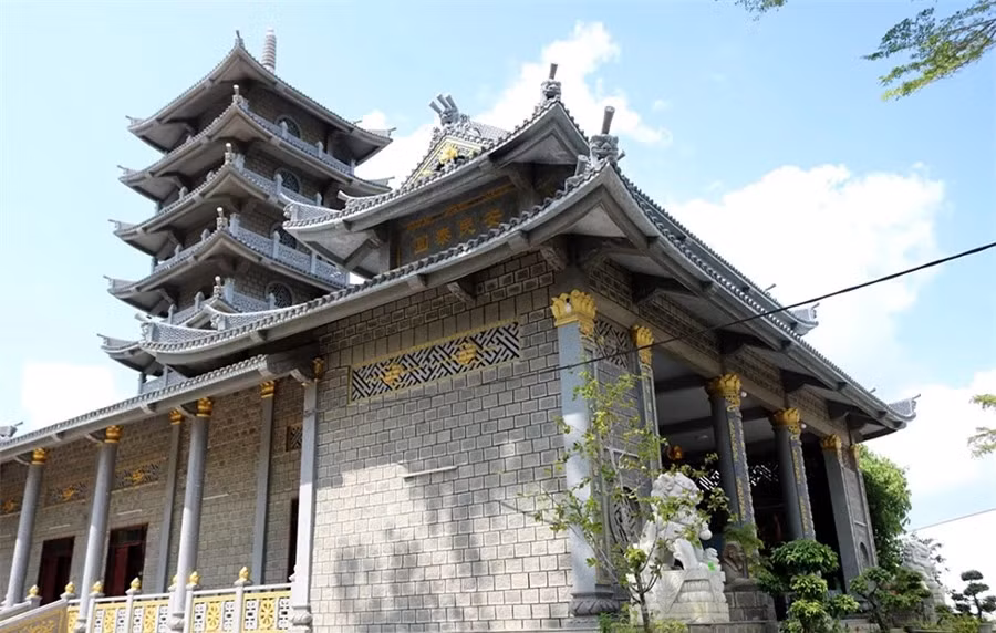 Chùa có khuôn viên rộng khoảng 6.800 m2 với nhiều hạng mục công trình như cổng tam quan, chánh điện, tháp, nhà thờ tổ. Điểm đặc biệt ngôi chùa được xây bằng rất nhiều đá với mỗi khối hình chữ nhật có kích thước đều nhau.