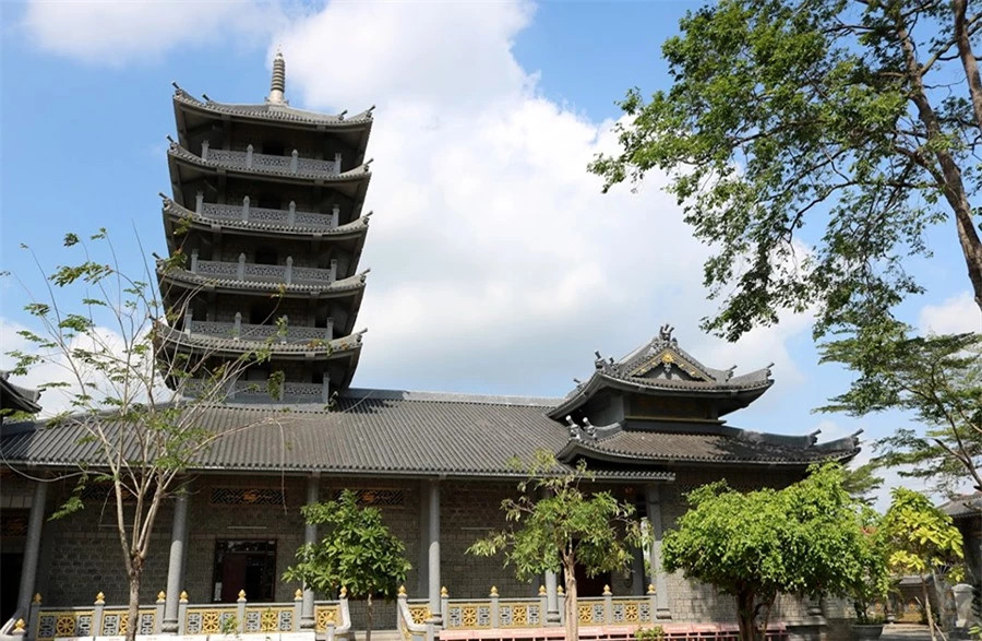 Ngay khi vừa đặt chân đến cổng, bạn sẽ nhìn thấy ngay hàng chữ chùa Vĩnh Hưng rất lớn và ở phía dưới có khắc tên tiếng Hán. Phía trước Chánh điện còn trang trí cặp sư tử đá màu trắng hết sức uy nghi, hùng vĩ. Hai bức tượng được điêu khắc cực kỳ tinh xảo, đứng sừng sững trong tư thế oai hùng như thể đang chào đón mọi người đến với Chánh điện.