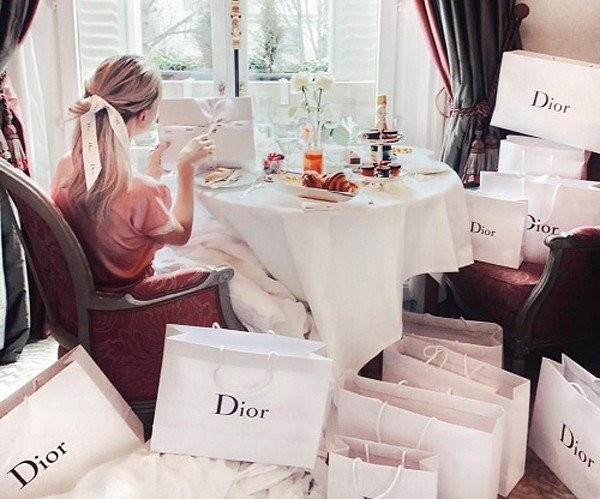  Song Ngư - Pisces (19/02 - 20/03): Song Ngư là cung hoàng đạo sống rất tình cảm. Họ cho rằng, trong cuộc sống, tinh thần mới là cái quan trọng nhất, còn những thứ như tiền bạc, của cải chỉ là phù du, hết rồi thì sẽ lại có lại nên chẳng bao giờ mở ví tiền mà họ phải đắn đo suy nghĩ lâu cả. 