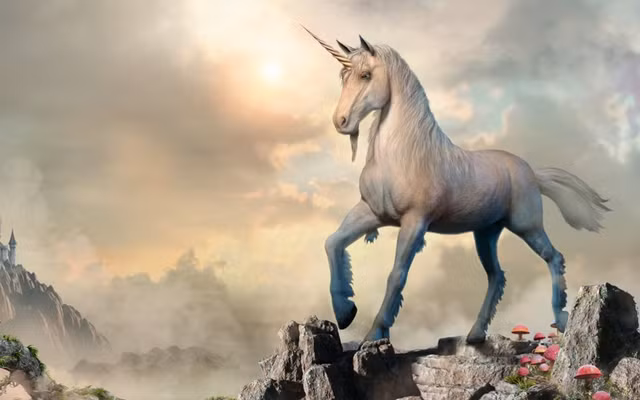  4. Kỳ lân (Ngựa có sừng): Trong văn hóa phương Tây, loài kỳ lân này có màu trắng, bờm dài, đôi khi có cánh, chiếc sừng trên trán càng khiến chúng trở nên kiêu sa, đáng yêu. Người phương Tây tin rằng chỉ có thiên sứ mới được cưỡi kỳ lân. Dù vậy chúng vẫn được cho là khá hung dữ.