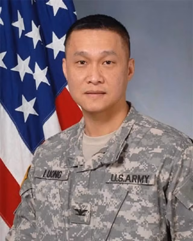 Nguoi goc Viet dau tien lam tuong trong quan doi My la ai?