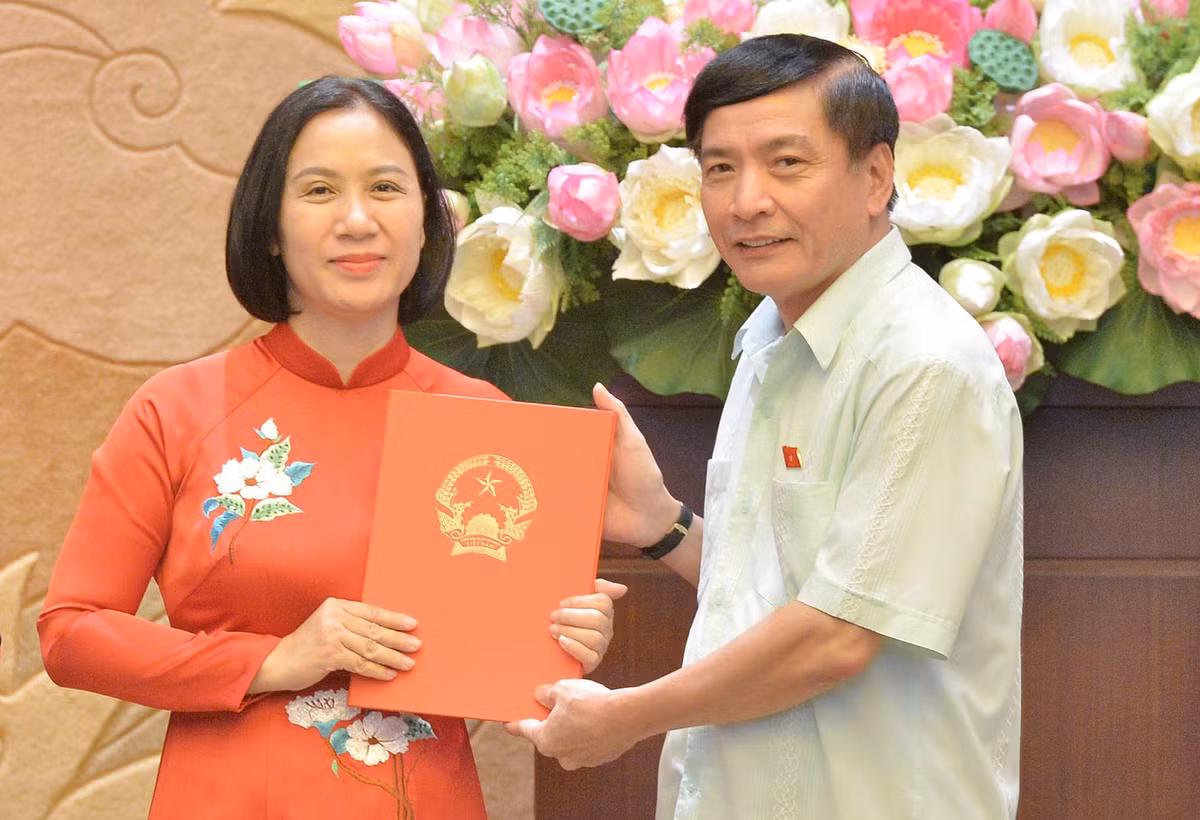 Tong Thu ky Quoc hoi trao quyet dinh bo nhiem can bo-Hinh-7