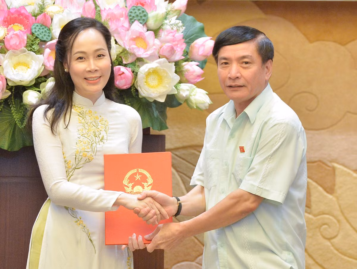 Tong Thu ky Quoc hoi trao quyet dinh bo nhiem can bo-Hinh-4