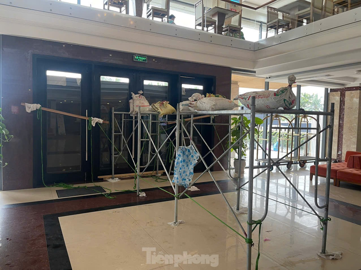 Khách sạn hối hả chằng chống, gia cố những nơi trống, yếu để ứng phó gió bão. Anh Nguyễn Đình Giang, quản lý khách sạn H.A. (đường Võ Nguyên Giáp) cho hay, năm nào mùa mưa bão khách sạn cũng dùng một tấm chắn lớn chắn toàn bộ cửa để hạn chế gió đập vào kính. Mọi năm cách này đều bảo vệ được mặt tiền, nhưng năm nay diễn biến bão phức tạp nên rất lo.