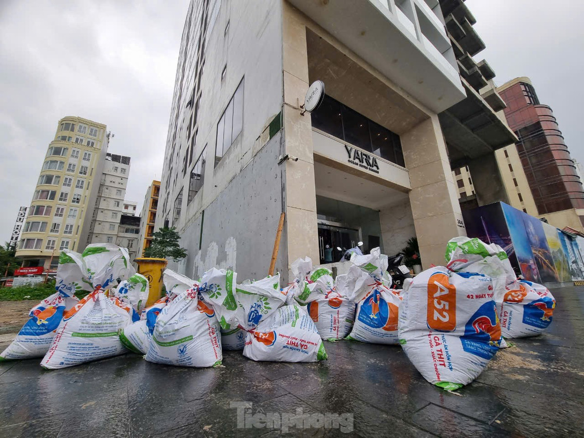 Các khách sạn chuẩn bị nhiều bao cát để chèn chống và khi mưa to sẽ dùng chắn trước các cửa hầm để xe nhằm ngăn nước tràn vào.