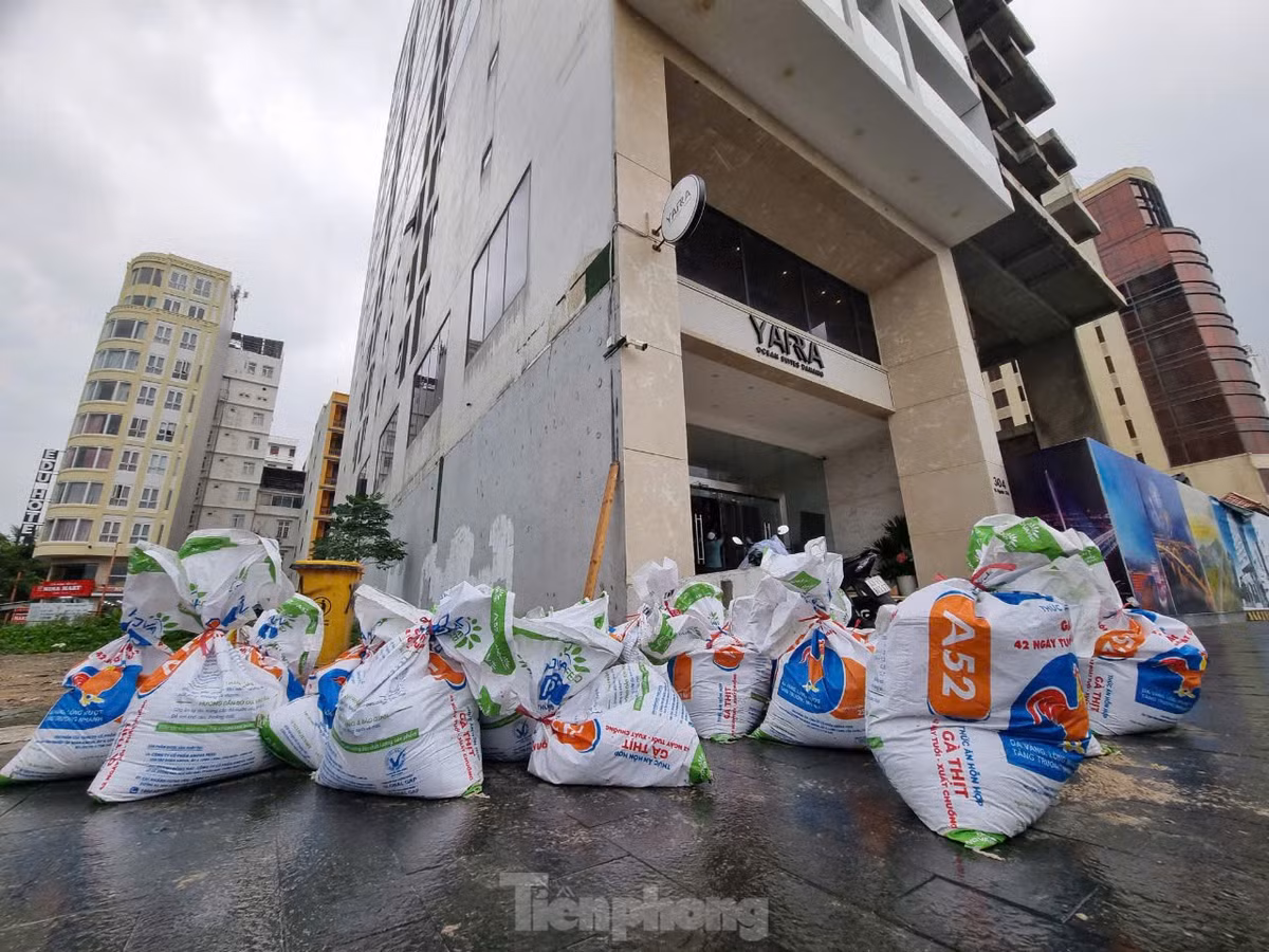 Các khách sạn chuẩn bị nhiều bao cát để chèn chống và khi mưa to sẽ dùng chắn trước các cửa hầm để xe nhằm ngăn nước tràn vào.