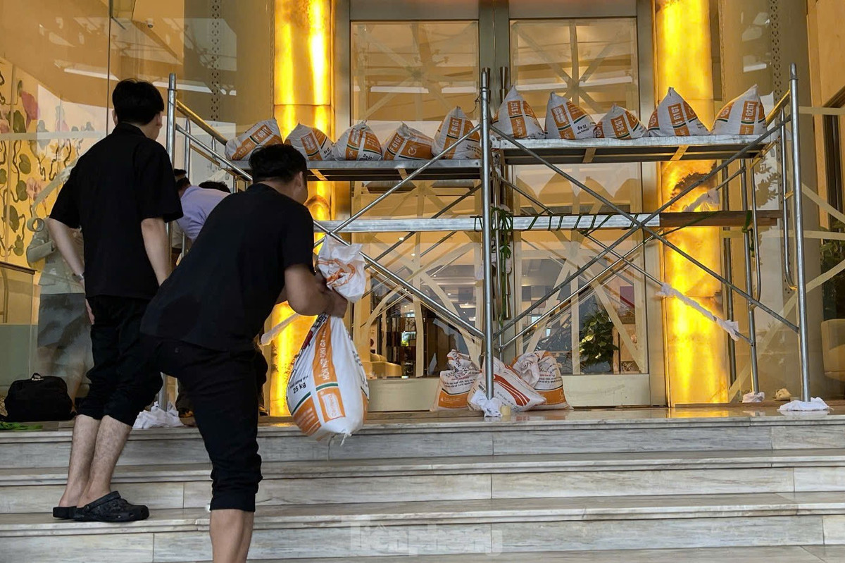 Khung sắt, bao cát bảo vệ cửa kính.