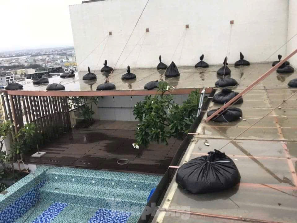 Một khách sạn neo, chằn bao cát trên mái ở khu vực hồ bơi sân thượng. Đại diện khách sạn cho hay suốt những ngày qua đã phải đi kiểm tra từng tầng, từng phòng, nơi nào có nguy cơ là phải chèn chống, gia cố để đảm bảo an toàn cho du khách, nhân viên cũng như cơ sở vật chất.