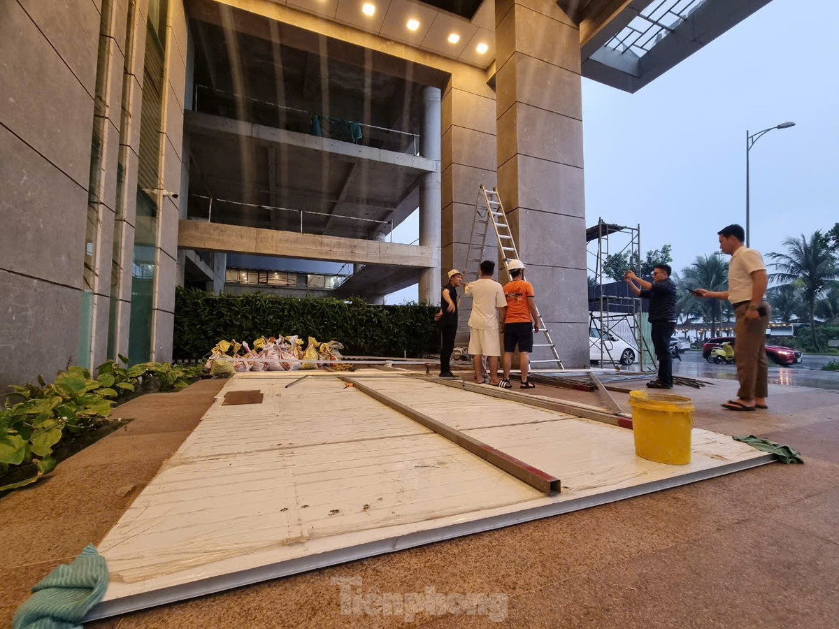 Khách sạn chuẩn bị tấm chắn lớn để chắn gió bão trước cửa chính. Hồi 16h ngày 26/10, vị trí tâm bão ở vào khoảng 17,0 độ Vĩ Bắc; 111,5 độ Kinh Đông, trên vùng biển phía tây bắc quần đảo Hoàng Sa, cách Đà Nẵng khoảng 370km về phía đông đông bắc. Sức gió mạnh nhất vùng gần tâm bão mạnh cấp 11 (103-117km/h), giật cấp 14. Bão di chuyển theo hướng tây, tốc độ khoảng 20km/h.