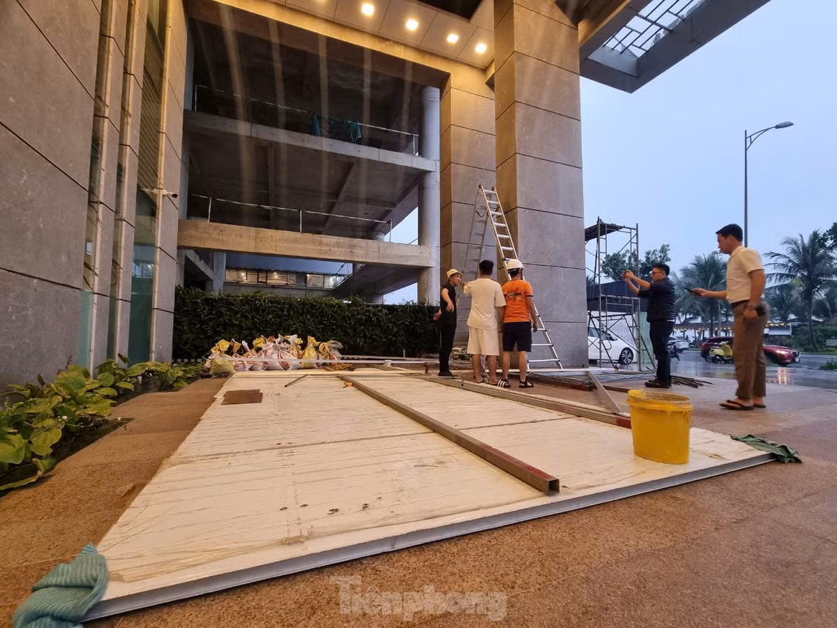 Khách sạn chuẩn bị tấm chắn lớn để chắn gió bão trước cửa chính. Hồi 16h ngày 26/10, vị trí tâm bão ở vào khoảng 17,0 độ Vĩ Bắc; 111,5 độ Kinh Đông, trên vùng biển phía tây bắc quần đảo Hoàng Sa, cách Đà Nẵng khoảng 370km về phía đông đông bắc. Sức gió mạnh nhất vùng gần tâm bão mạnh cấp 11 (103-117km/h), giật cấp 14. Bão di chuyển theo hướng tây, tốc độ khoảng 20km/h.