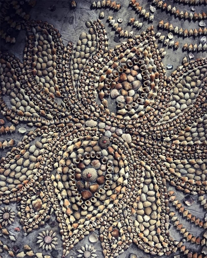 Đáng chú ý, tòa tháp được xây dựng hoàn toàn từ các vỏ ốc, vỏ sò, san ho kết dính tinh tế, khéo léo với nhau tạo thành một công trình có 1-0-2 tại Việt Nam. Đó cũng là nguồn gốc cho tên gọi thân thuộc của ngôi chùa.