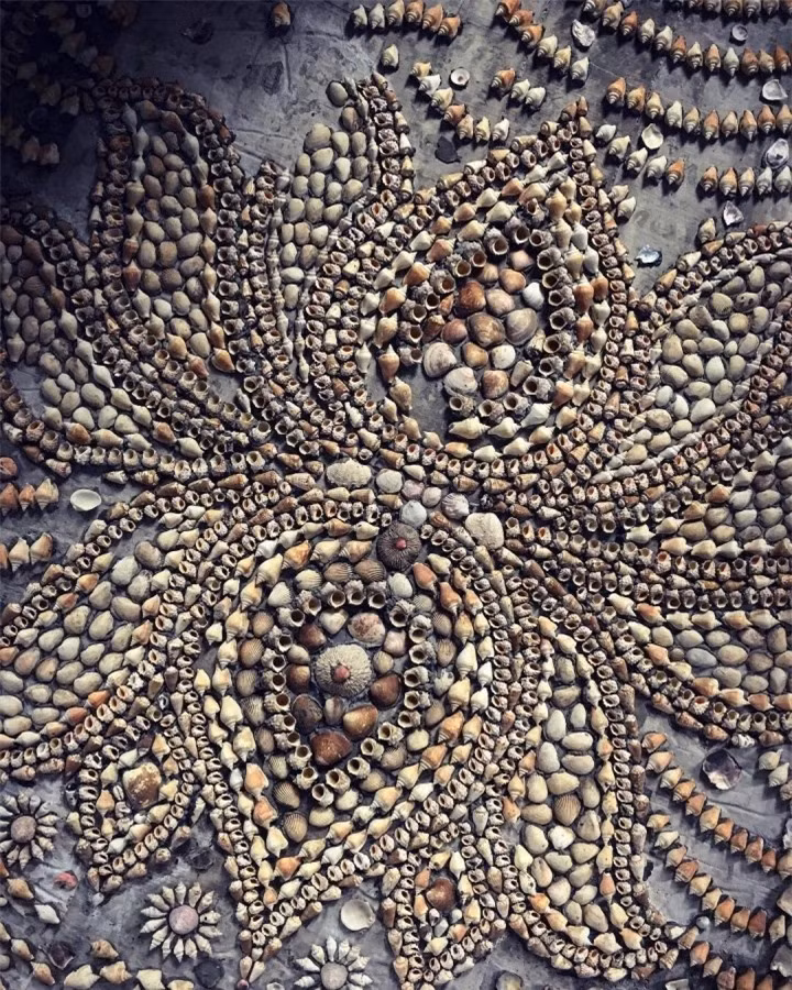 Đáng chú ý, tòa tháp được xây dựng hoàn toàn từ các vỏ ốc, vỏ sò, san ho kết dính tinh tế, khéo léo với nhau tạo thành một công trình có 1-0-2 tại Việt Nam. Đó cũng là nguồn gốc cho tên gọi thân thuộc của ngôi chùa.