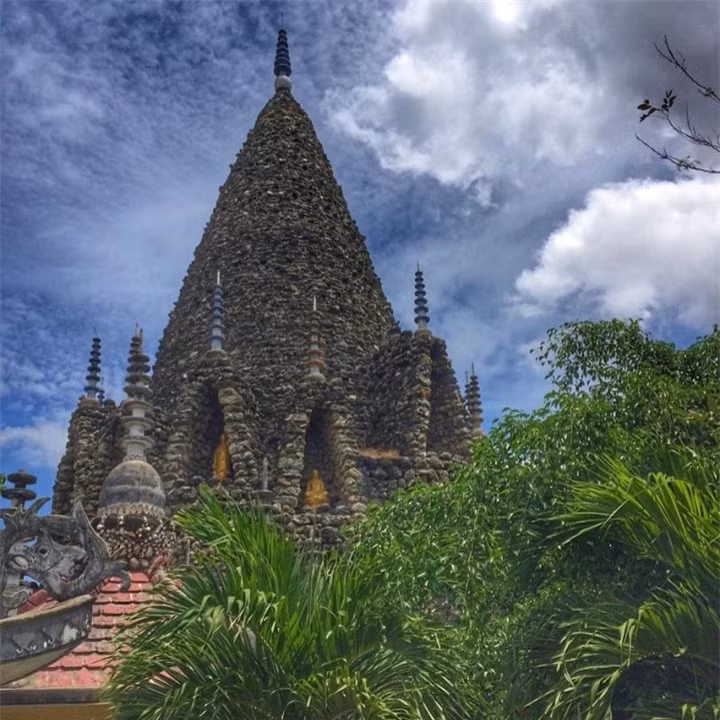 Khi bước vào khuôn viên chùa, du khách sẽ cảm nhận được rõ một không gian thanh tịnh, tươi mát với những rặng cây, bãi cỏ bao quanh, trải dài từ phía cổng đến chánh điện. Dọc theo đó là những bức tượng Phật uy nghiêm rải rác khắp khuôn viên.