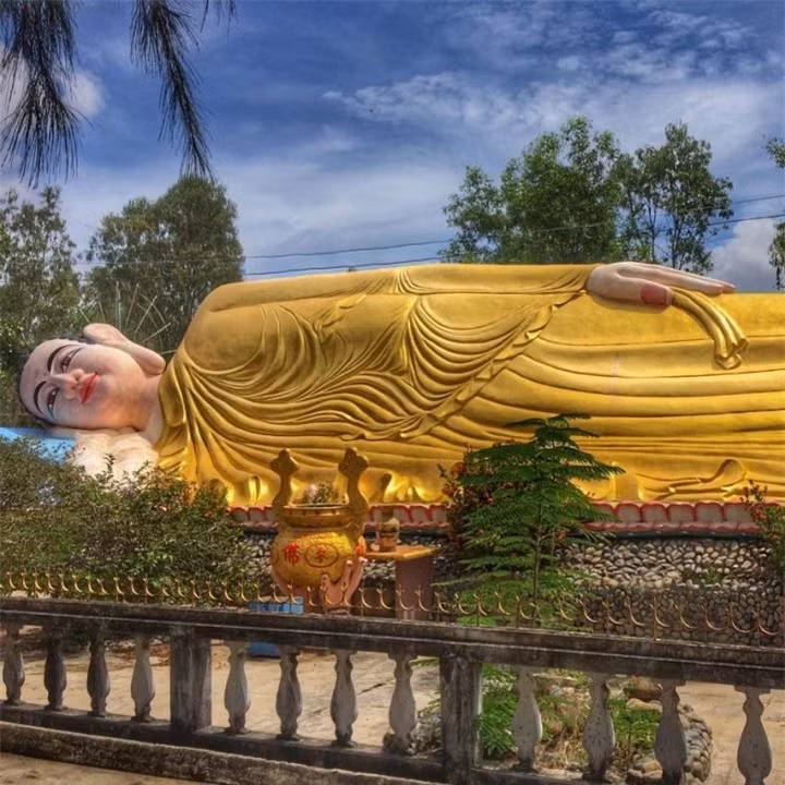 Điểm thu hút trong hành trình chiêm bái chùa Ốc phải kể đến tháp Bảo Tích, nơi được du khách check-in nhiều nhất khi đến đây. Công trình cao đến 39m, là một tổ hợp bao gồm 49 tháp nhỏ cấu tạo thành, trên mỗi tháp nhỏ đều có một tượng Phật nghìn tay nghìn mắt. Kiến trúc hình chóp nhọn với 8 cửa và 2 tầng, tháp Bảo Tích hiện ra sừng sững uy nghiêm ngay khi đứng nhìn từ xa.