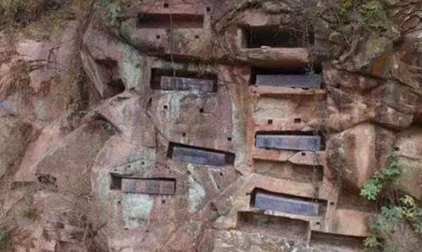 Bi an ve chiec quan tai treo khien cong dong khao co boi roi-Hinh-2