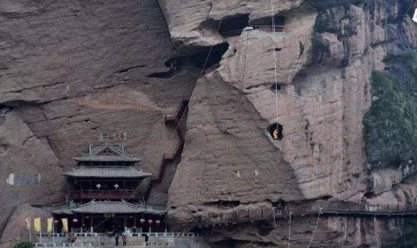 Bí ẩn về chiếc quan tài treo khiến cộng đồng khảo cổ bối rối - Hình 3 Bi an ve chiec quan tai treo khien cong dong khao co boi roi-Hinh-3