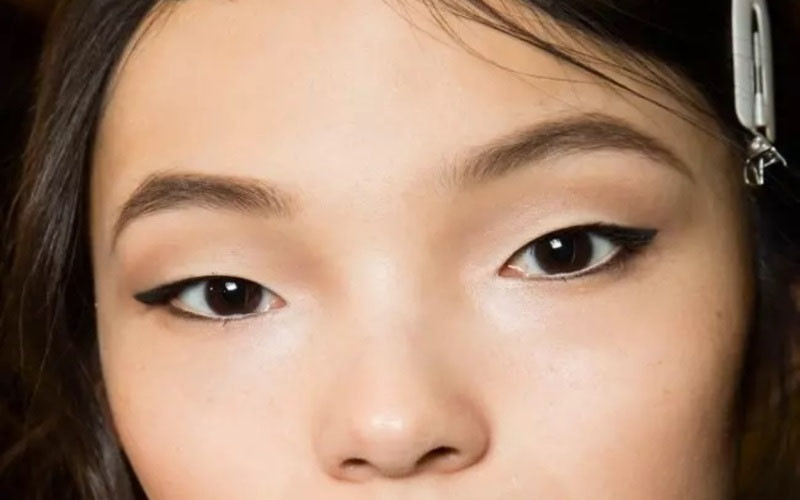 Lông mày còn được gọi là cung điện tình yêu. Nếu lông mày nhạt thì kiểu người này nhìn chung là người lạnh lùng, thu mình, rất tình cảm trong cuộc sống và công việc, lại có vẻ ngoài tàn nhẫn! Lời nhắc nhở nồng nhiệt: Bài viết này chỉ mang tính chất tham khảo.