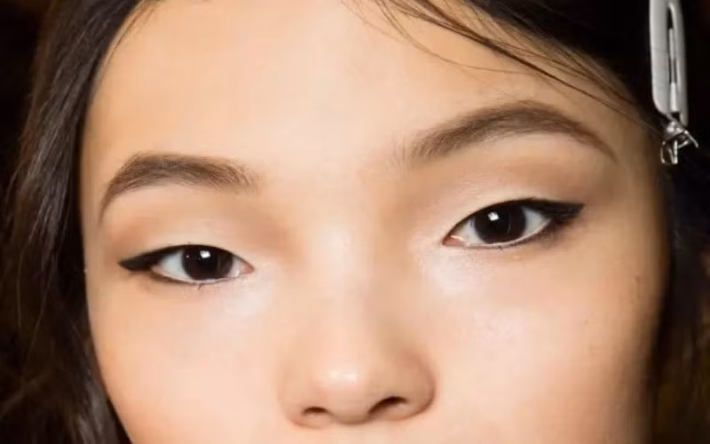 Lông mày còn được gọi là cung điện tình yêu. Nếu lông mày nhạt thì kiểu người này nhìn chung là người lạnh lùng, thu mình, rất tình cảm trong cuộc sống và công việc, lại có vẻ ngoài tàn nhẫn! Lời nhắc nhở nồng nhiệt: Bài viết này chỉ mang tính chất tham khảo.