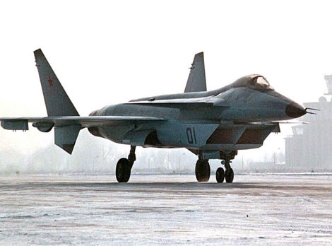 Mẫu thử nghiệm tiêm kích tàng hình MiG 1.44 thiết kế với 2 cửa hút không khí lớn dưới bụng, dùng kiểu cánh mũi.