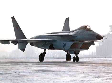 Mẫu thử nghiệm tiêm kích tàng hình MiG 1.44 thiết kế với 2 cửa hút không khí lớn dưới bụng, dùng kiểu cánh mũi.