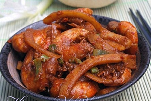 Món tôm kho cùi dừa.