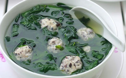 Canh rau ngót nấu mọc.