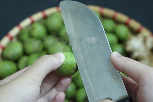 Trước khi cất sấu để ăn dần cần cạo sạch vỏ sấu.