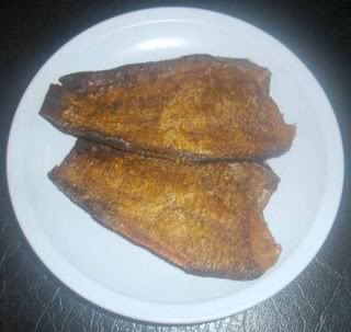 Khô cá sặc rằn nướng chấm với mắm me, trộn gỏi xoài, vị chua ngọt từ nước mắm me, gỏi xoài khiến món ăn lạ miệng.