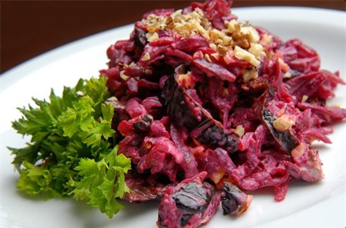 Điểm đặc trưng của Salad Olivier đó là tât cả các nguyên liệu đều được luộc chín.