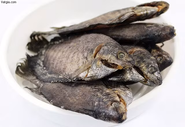 Ai đã ăn món cá sặc rằn kho quẹt với vị cay nồng từ tiêu cùng những hương liệu hòa quyện với vị ngọt bùi của thịt cá sẽ có ấn tượng khó quên.