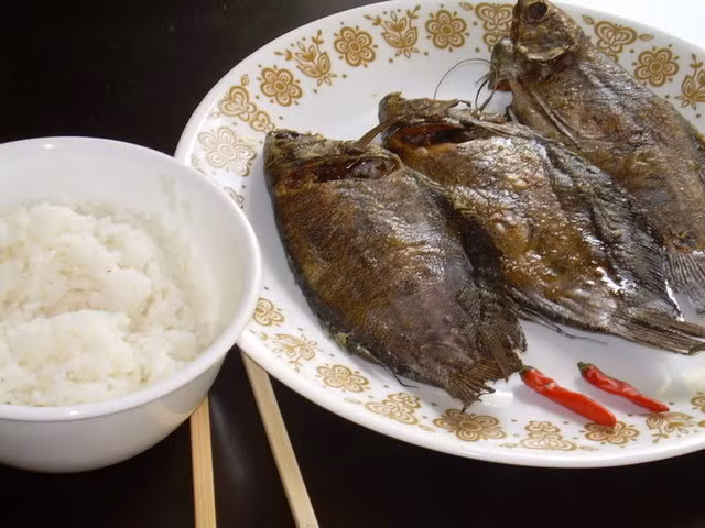 Khô cá sặc rằn ăn với cơm trắng đơn giản nhưng ngon khó cưỡng.
