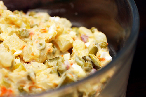 Nguyên liệu chính gồm khoai tây, trứng gà luộc chín, sốt mayonnaise, thịt luộc và dưa chuột ngâm giấm, tất cả đều cắt thành từng khối có kích thước nhỏ như hạt đậu Hà Lan.